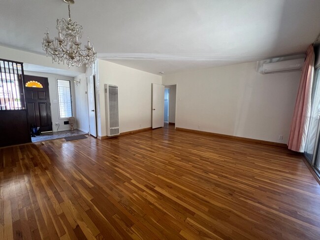 Building Photo - Spacious 3B 1.5BA Single Family Residence ...