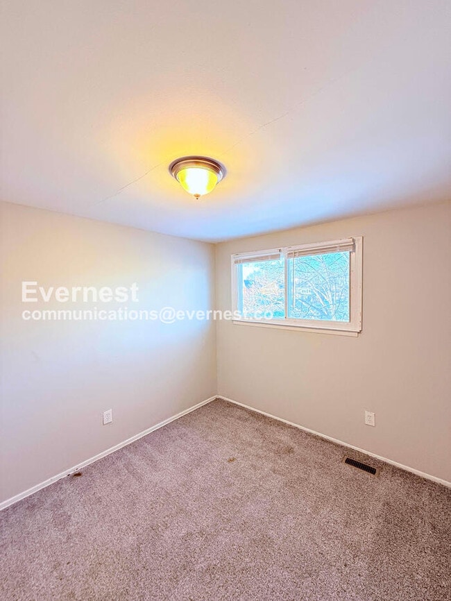 Building Photo - 4 Bed/1 Bath Home with Off-Street Parking / Pet-Friendly / Vouchers Accepted / Available Now!