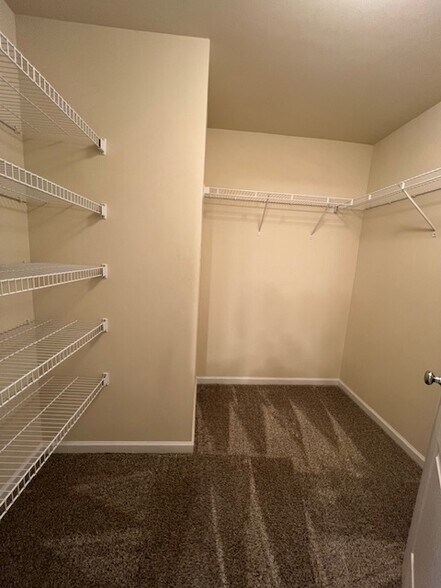 Walk-in closet - 4423 Via Condotti