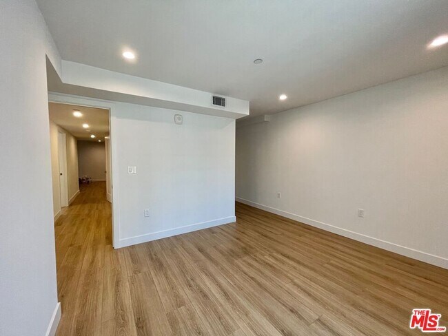 Building Photo - 5405 Hermitage Ave