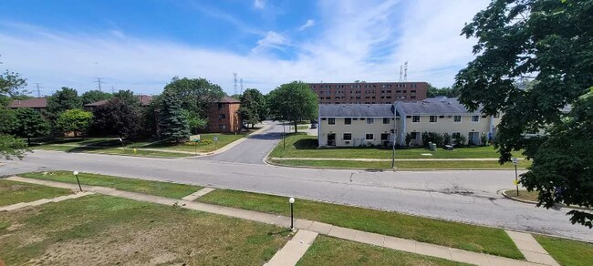 Building Photo - 212 Shorewood Dr