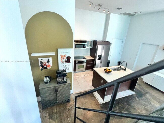 Building Photo - 1900 N Bayshore Dr