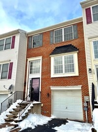 Building Photo - THREE BEDROOM TOWNHOUSE