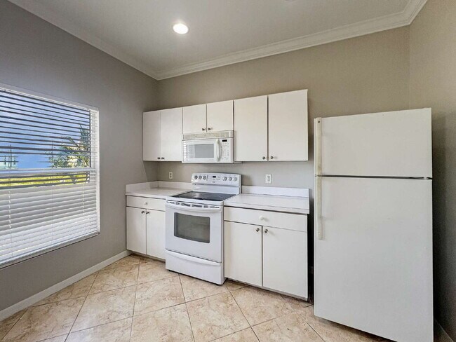 Building Photo - 906 Alfreda Ave