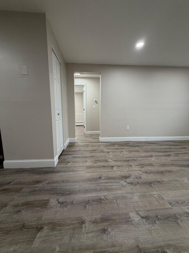 Building Photo - Fully Renovated 2 Bed with Heat, Hot Water and gas for cooking included