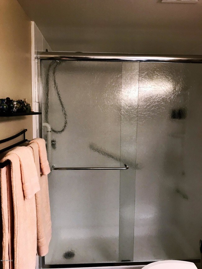 Building Photo - 5751 N Kolb Rd