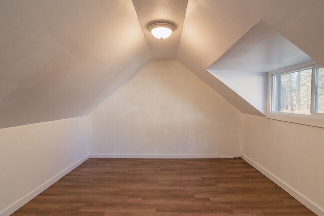Building Photo - Quaint Farmhouse near Silverlake!