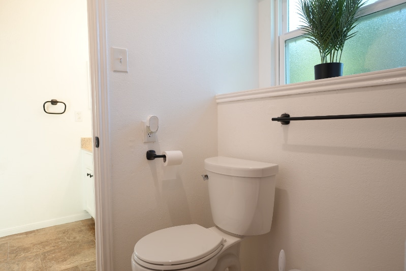 Building Photo - 804 Sylvia Ln