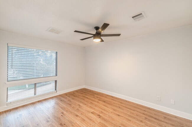 Building Photo - 3939 Knollcrest Dr