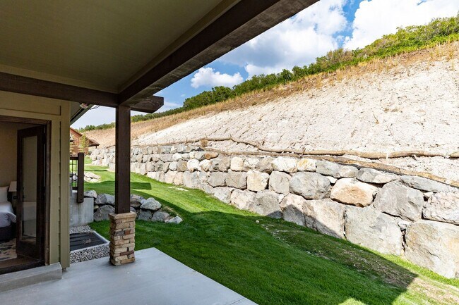 Building Photo - Fully Furnished Luxury Home in Black Rock ...