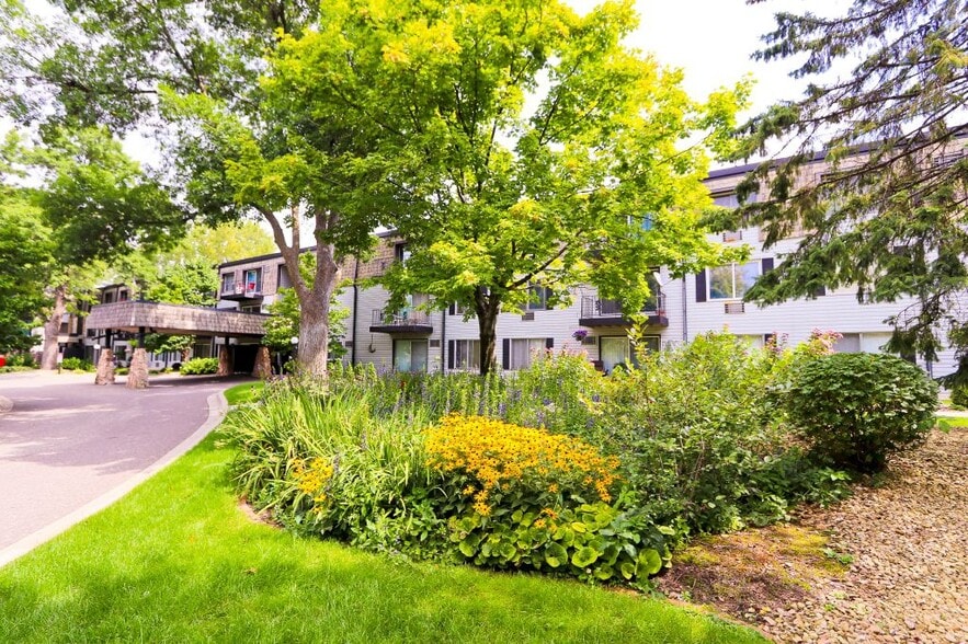 Main Entrance - 179 Little Canada Rd E