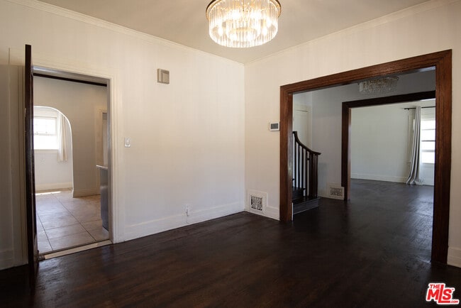 Building Photo - 2142 S Victoria Ave