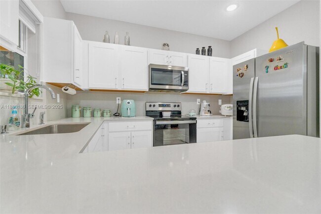 Building Photo - 424 NE 4th Ave