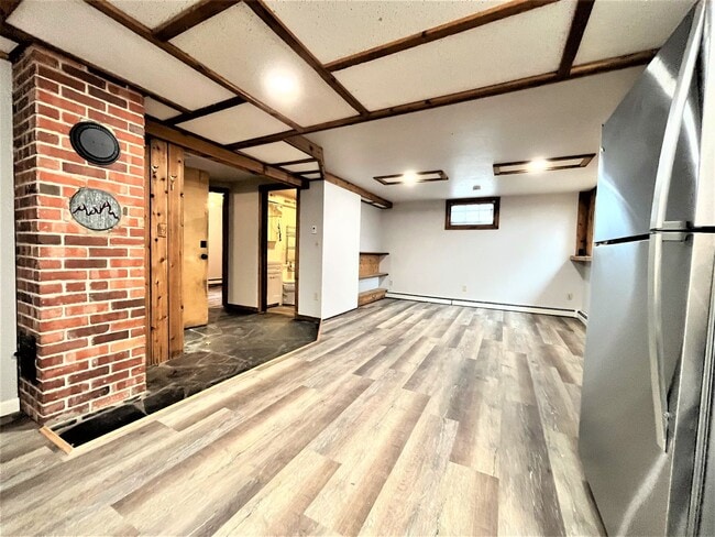Building Photo - Newly Renovated Daylight Basement Duplex Apartment in Amazing Location!