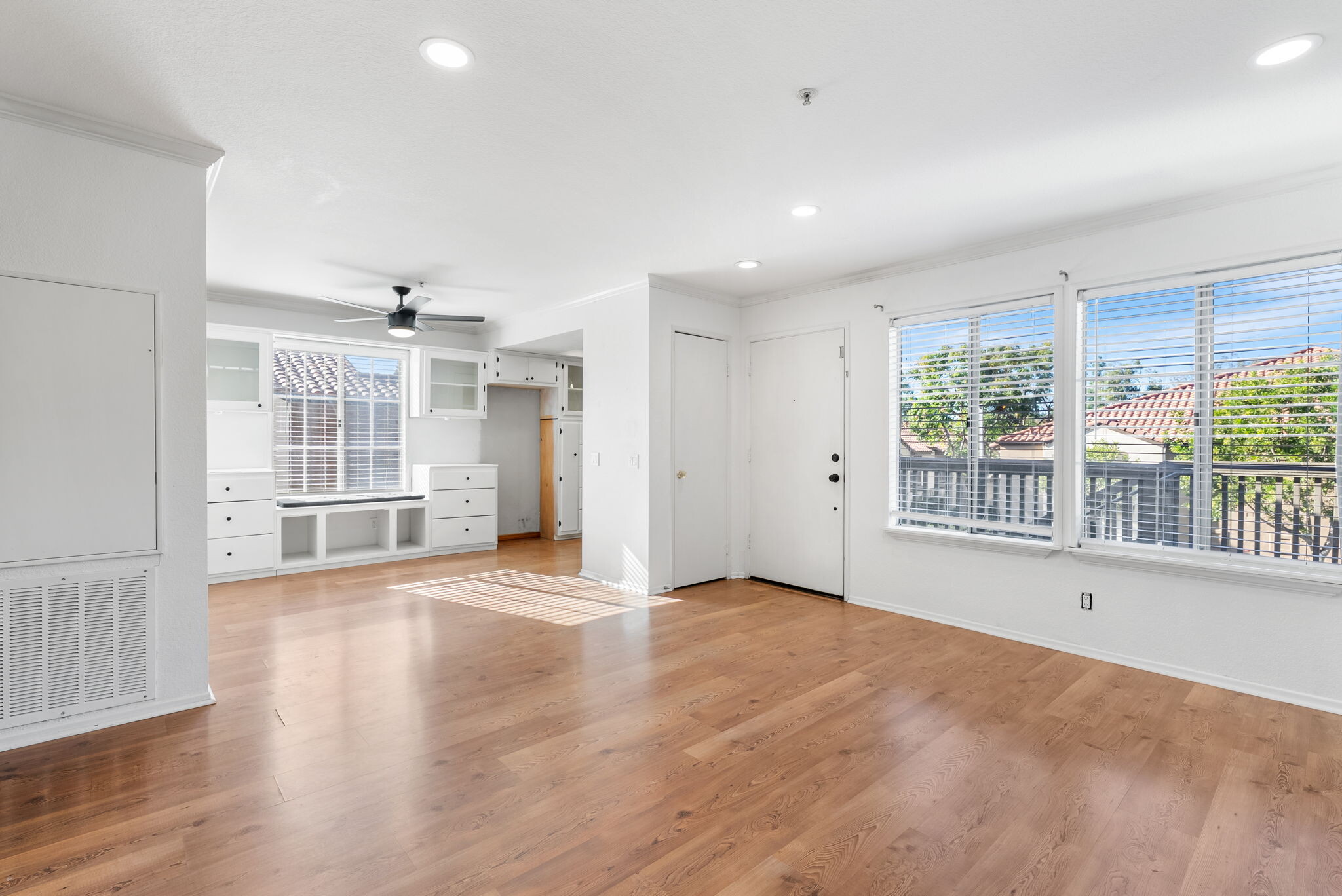 Building Photo - 155 N Cross Creek Rd