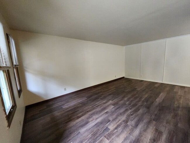 Building Photo - Downtown 1 bedroom Courtyard Apartment *Tenant Pays Electric ONLY!*