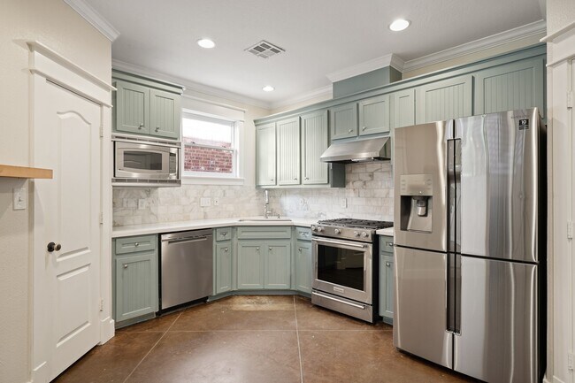 Building Photo - 513 W 22nd St