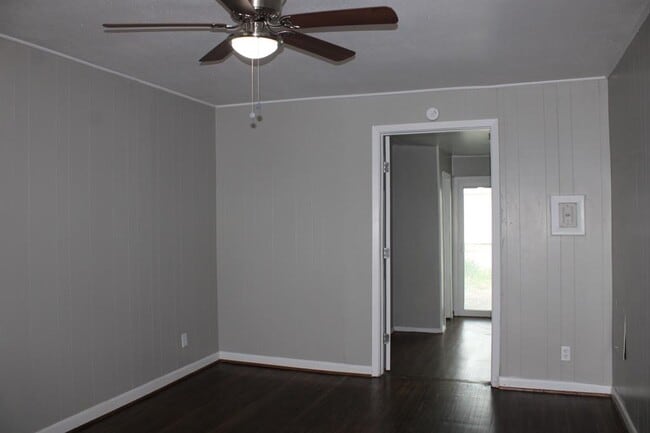 Building Photo - 305 W Lilac Ln