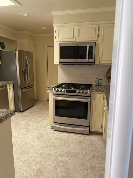 Building Photo - 1000 Portola Dr