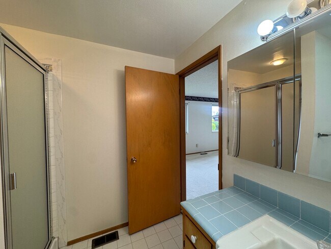 Building Photo - Stunning Three Bedroom With Amazing Views!