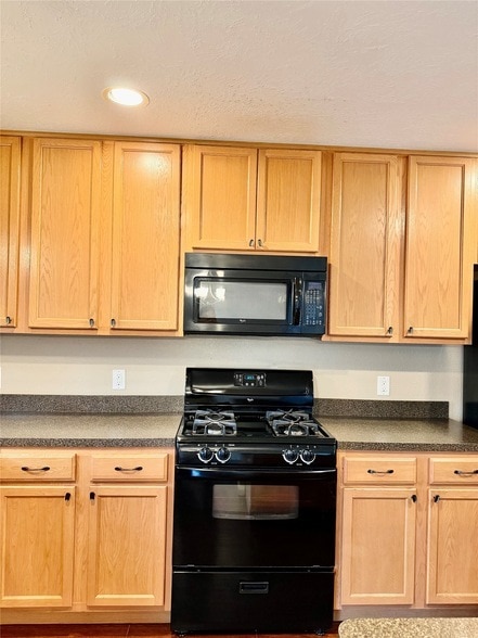 Building Photo - 16010 Limestone Lake Dr