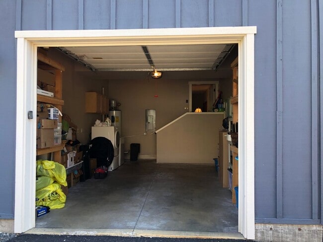 Building Photo - Beautiful Awbrey Butte ADU cottage w attac...