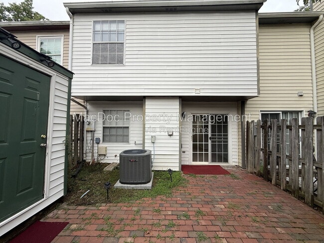 Building Photo - 11185 Kensington Pl