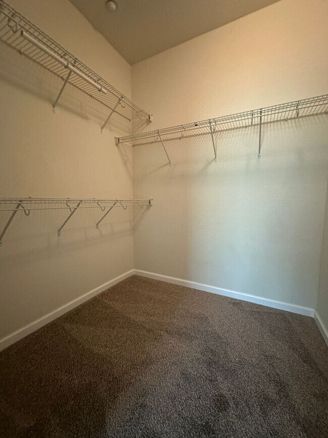 Building Photo - Gorgeous 3 Bed / 2.5 Bath Home in Desirabl...