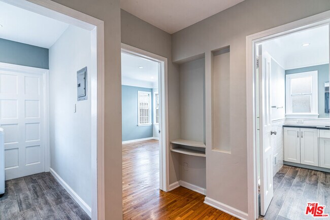 Building Photo - 726 1/2 N Edinburgh Ave