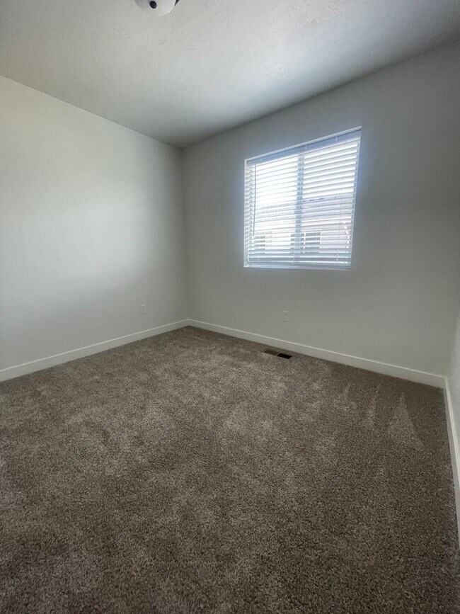 Building Photo - Beautiful New Townhome for Rent in Bluffdale!