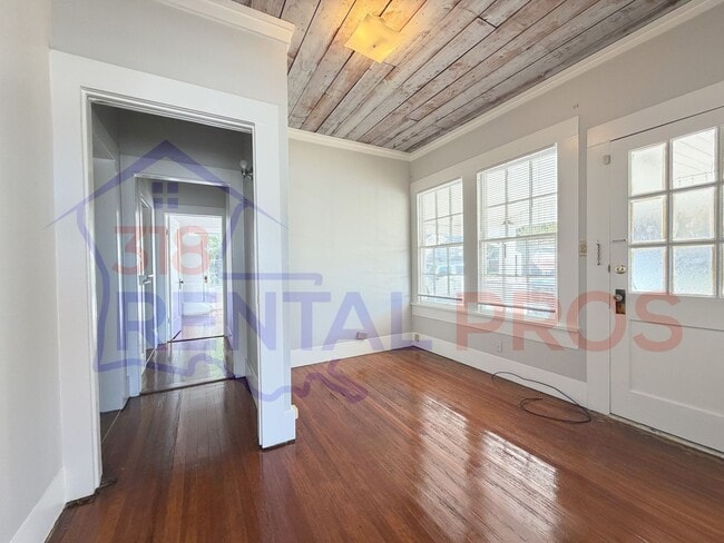 Building Photo - Recently Updated 3 Bedroom House