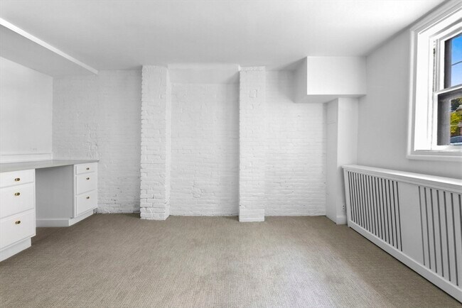 Building Photo - 2 Otis Pl