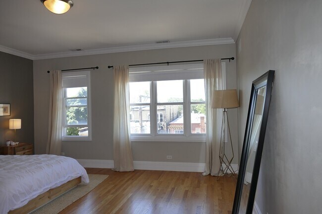 Building Photo - 3024 N Sheffield Ave