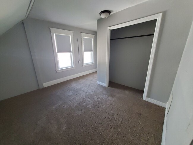 Building Photo - 2 Bedroom, 1 Full Bath, 2 Story home in th...