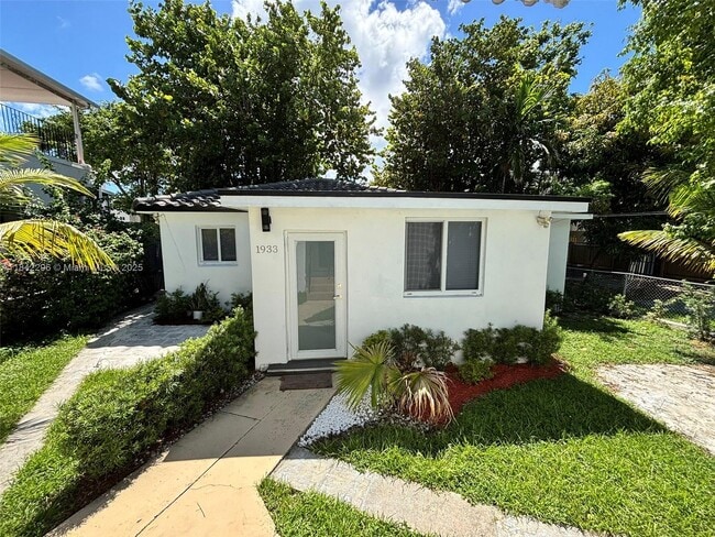 Building Photo - 1933 SW 17th Ct