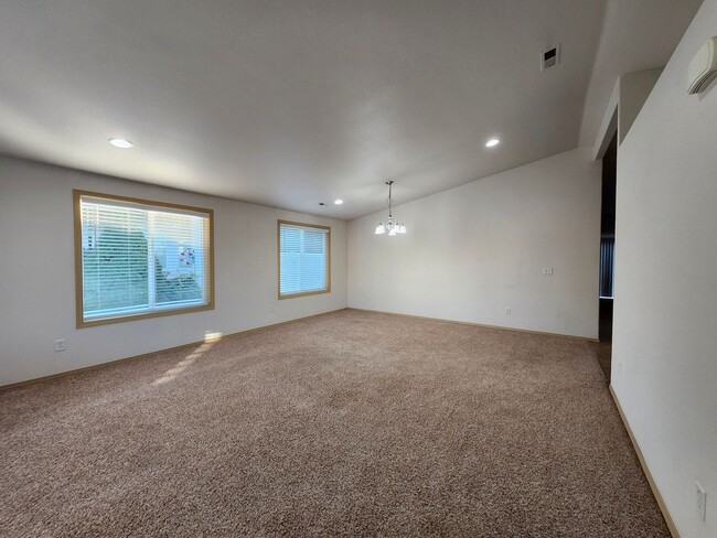 Building Photo - Spacious 3 bedroom/2 bath on Cul-de-Sac, 3...