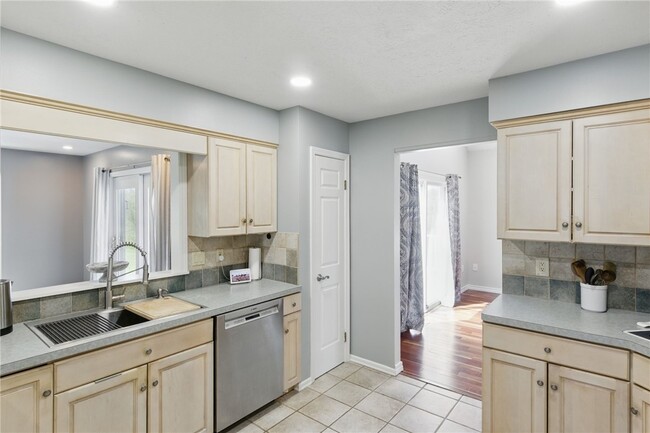 Building Photo - 12 White Oak Bend