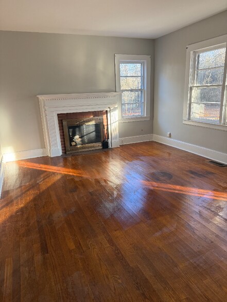 Building Photo - 435 E Meadow Rd