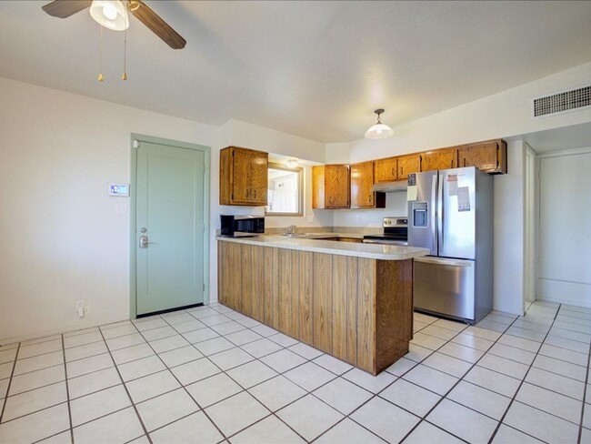 Building Photo - 3 Bedroom 2 Bathroom