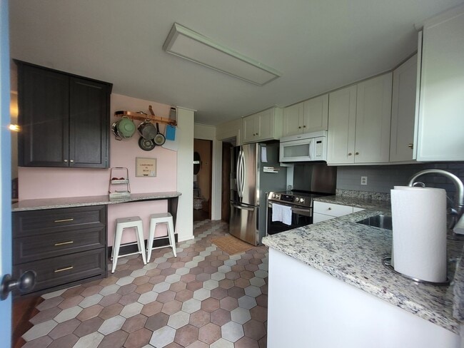 Building Photo - Tri level 3b2b home for rent with fenced i...