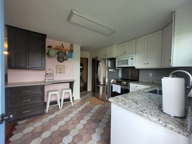Building Photo - Tri level 3b/2b Home with fenced in back y...