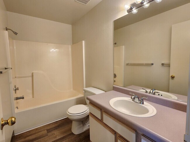 Building Photo - 404 Valley Cir