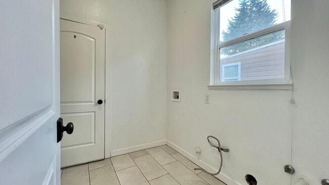 Building Photo - Well-maintained, Charming duplex – 3bd 2ba Upper-Level Unit