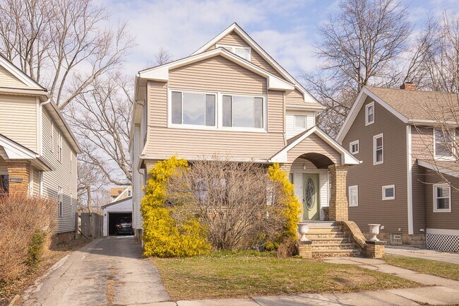 Building Photo - 14718 Bayes Ave