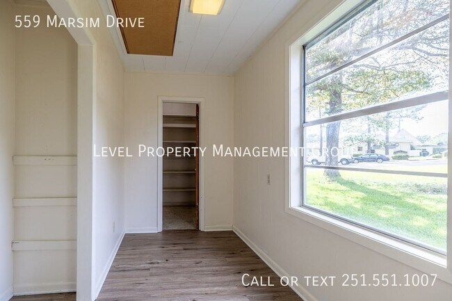 Building Photo - 559 Marsim Dr