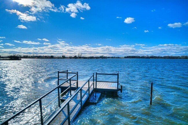 Building Photo - 2408 Rosewood Ln