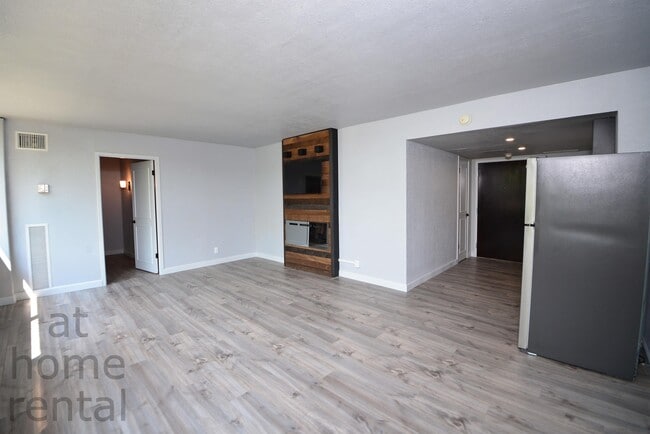 Building Photo - 410 W 7th St