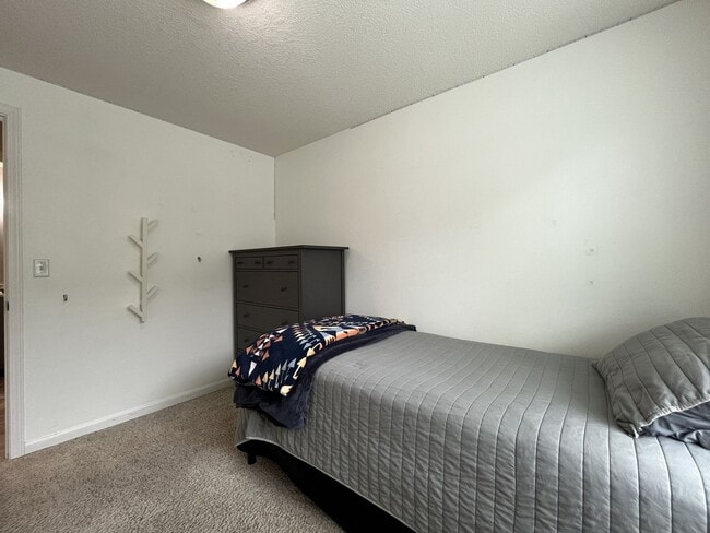 Building Photo - Charming Home Near Nike Campus with Vaulted Ceilings & Updated Kitchen