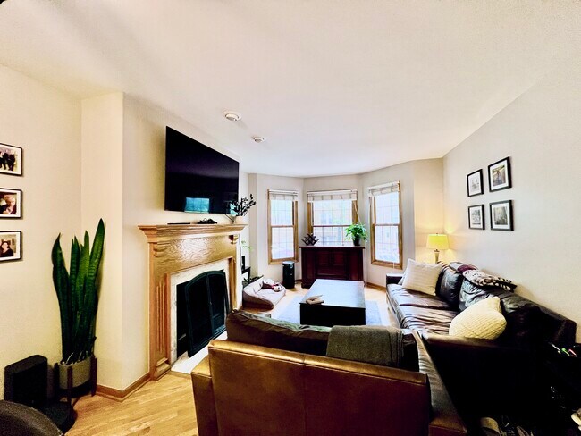 Primary Photo - 1059 W Cornelia Ave