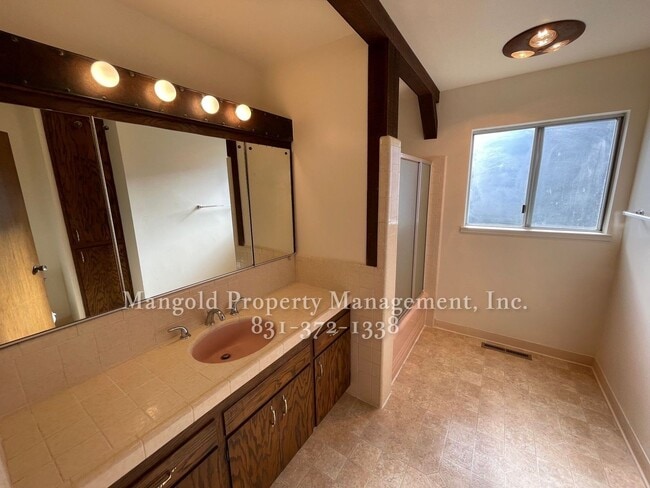 Building Photo - Beautiful 4-bed 2-bath Home with Cozy Fireplace, Front and Back Yards and Large Windows!